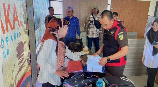 Tim Penyidik Tindak Pidana Khusus kejaksaan negeri kaur melakukan Kegiatan Penggeledahan Kantor Dinas Pemberdayaan Masyarakat dan Desa Kabupaten Kaur